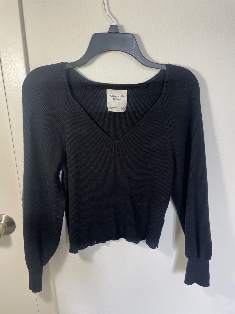 Abercrombie & Fitch Black Ribbed V-Neck Cropped Sweater